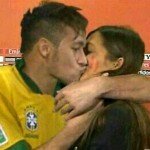 Neymar besando a la novia de Casillas