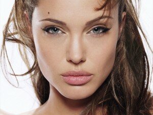 Angelina Jolie padece de hepatitis C