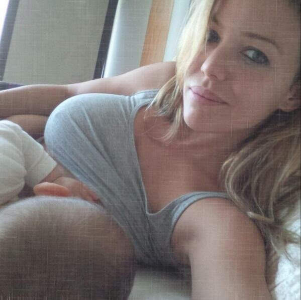 Foto muy tierna de Evangelina Anderson promocionando la lactancia materna